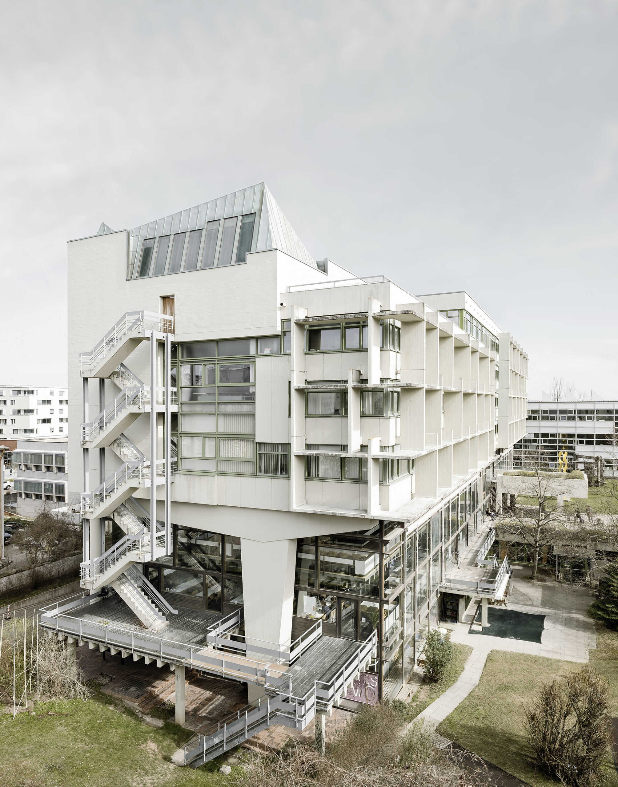 Ein modernes, mehrstöckiges Gebäude mit Glas- und Betonfassade.